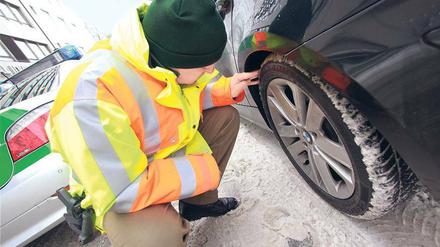 Profil gesucht. Schon in den vergangenen Tagen hat die Polizei nach Autos mit Sommerreifen Ausschau gehalten. Foto: dpa