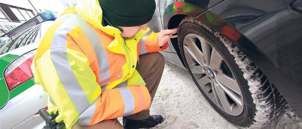 Profil gesucht. Schon in den vergangenen Tagen hat die Polizei nach Autos mit Sommerreifen Ausschau gehalten. Foto: dpa