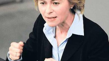 Kämpferisch. Arbeitsministerin Ursula von der Leyen verteidigt die schwarz-gelbe Reform der Hartz-Reformen am Freitag im Bundestag. Foto: Berthold Stadler/dapd