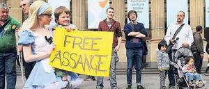 Wunsch nach Wahrheit. Wie hier in Melbourne protestierten am Freitag tausende Australier gegen die Inhaftierung von Assange. 