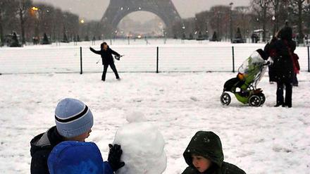 Schnee am Eiffelturm in Paris - sehr zur Freude dieser Kinder.