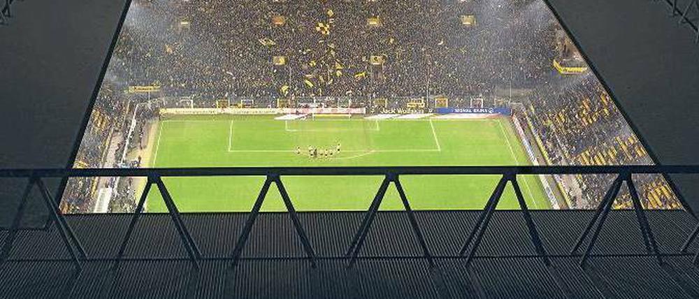 Das Herz in Westfalen. Viele der Dortmunder Jungprofis, die sich hier von den Fans auf der Tribüne feiern lassen, sind unweit des Dortmunder Stadions aufgewachsen oder spielen schon seit der Jugend beim BVB.