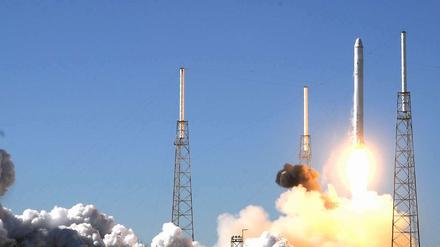 Das acht Tonnen schwere "Dragon"-Vehikel der US-Firma SpaceX geht in die Luft.