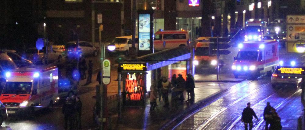 Krankenwagen vor der Bank nach dem Überfall in Karlsruhe.