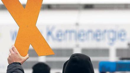 Warten auf den Tag X. Durch Ostdeutschland soll in der kommenden Woche ein Transport mit Atommüll rollen. Mehrere Strecken sind möglich. Foto: Kai Pfaffenbach/Reuters