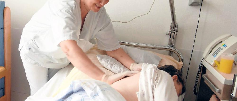 Helfen lernen. Die Pflegeberufe bieten gute Jobaussichten. Doch der Beruf eignet sich nicht für jeden. Einfühlungsvermögen und Belastbarkeit sind unerlässlich. Foto: dpa