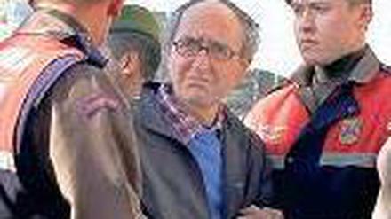 Fast frei. Der Schriftsteller Dogan Akhanli vor dem Gerichtsgebäude. Foto: dpa