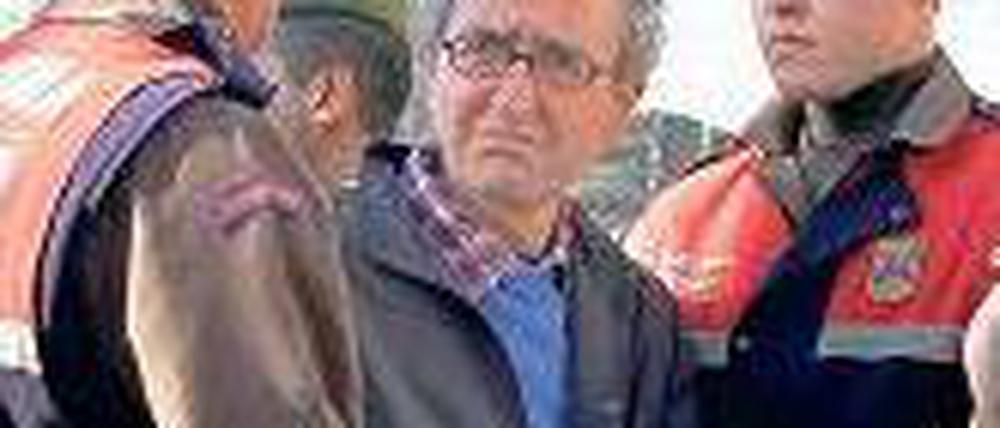 Fast frei. Der Schriftsteller Dogan Akhanli vor dem Gerichtsgebäude. Foto: dpa