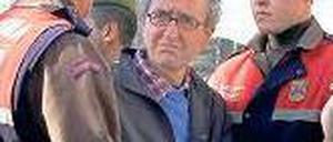 Fast frei. Der Schriftsteller Dogan Akhanli vor dem Gerichtsgebäude. Foto: dpa