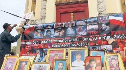 Am Demokratiedenkmal in Bangkok wird an getötete Rothemden erinnert.