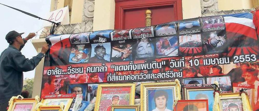 Am Demokratiedenkmal in Bangkok wird an getötete Rothemden erinnert.