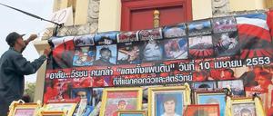 Am Demokratiedenkmal in Bangkok wird an getötete Rothemden erinnert.