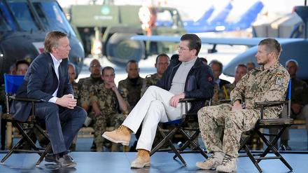 Mitten drin statt nur dabei: Fernsehmoderator Johannes B. Kerner tritt mit Verteidigungsminister Karl-Theodor zu Guttenberg bei einer Talkshow vor den Truppen in Afghanistan an.