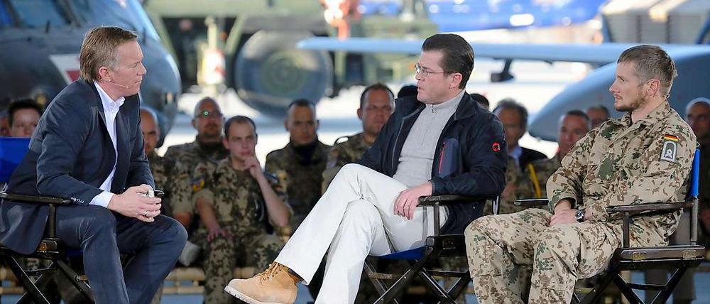 Mitten drin statt nur dabei: Fernsehmoderator Johannes B. Kerner tritt mit Verteidigungsminister Karl-Theodor zu Guttenberg bei einer Talkshow vor den Truppen in Afghanistan an. 