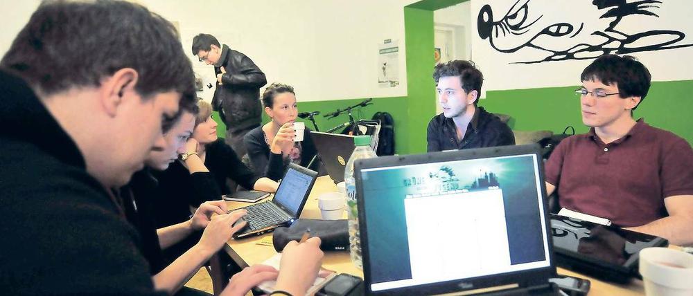 Mit Stachel. Bei den jungen Grünen in Friedrichshain ist der Zulauf Interessierter groß. Viele wollen aber lieber die Welt verändern als über Radwege diskutieren. Foto: Paul Zinken