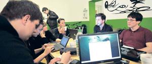 Mit Stachel. Bei den jungen Grünen in Friedrichshain ist der Zulauf Interessierter groß. Viele wollen aber lieber die Welt verändern als über Radwege diskutieren. Foto: Paul Zinken