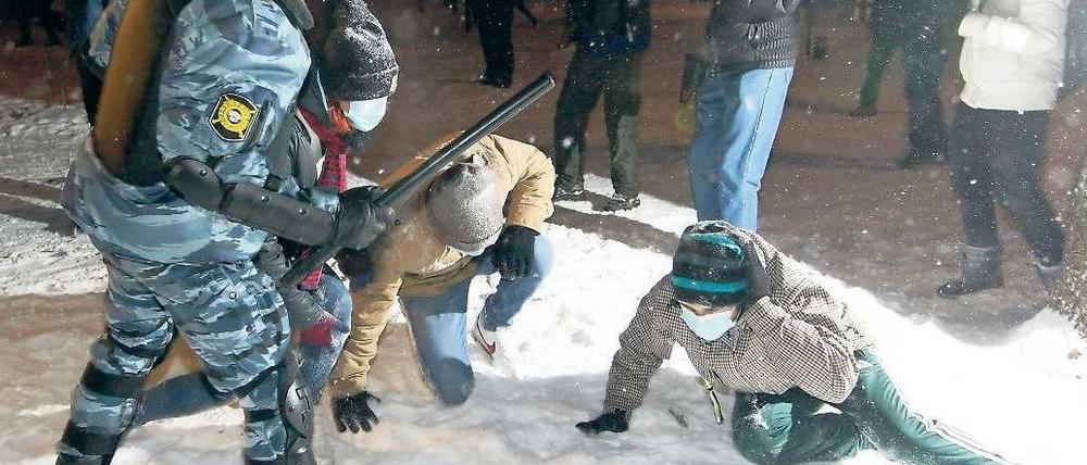 Eskalation in der Kälte. Allein in Moskau nahm die Polizei 1300 Personen fest.Foto: dpa