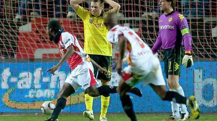Sevillas Romaric trifft zum 1:1 und feiert mit Didier Zokora. Dortmunds Lukasz Piszczek und Roman Weidenfeller haben das Nachsehen.