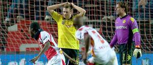 Sevillas Romaric trifft zum 1:1 und feiert mit Didier Zokora. Dortmunds Lukasz Piszczek und Roman Weidenfeller haben das Nachsehen.