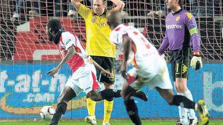 Wenn die Falschen jubeln. Lukasz Piszczek ärgert sich über seinen Fehler, der zum Ausgleich für Sevilla führte. Foto: dpa
