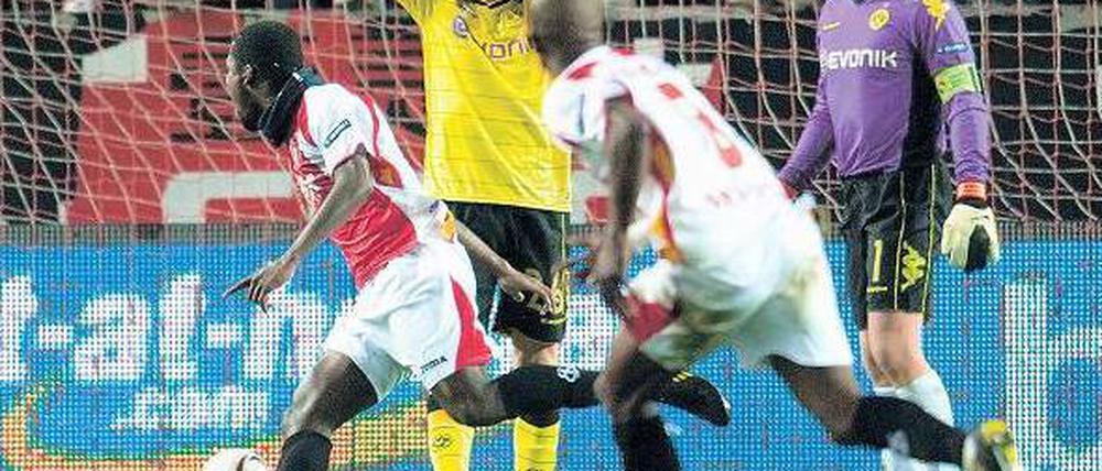 Wenn die Falschen jubeln. Lukasz Piszczek ärgert sich über seinen Fehler, der zum Ausgleich für Sevilla führte. Foto: dpa