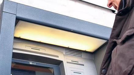 Die Geldmaschinen. 1,95 Euro verlangen die Privatbanken von Fremdkunden, die bei ihnen Bares abheben. Sparkassen und Volksbanken sind deutlich teurer. 
