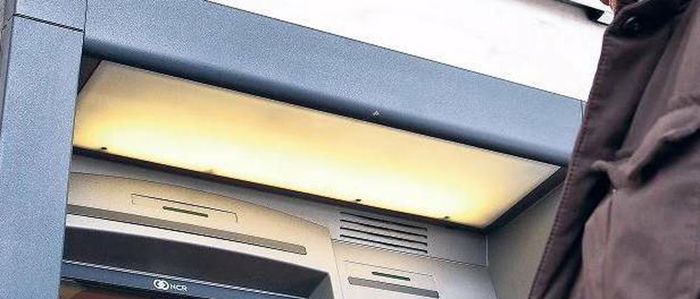 Die Geldmaschinen. 1,95 Euro verlangen die Privatbanken von Fremdkunden, die bei ihnen Bares abheben. Sparkassen und Volksbanken sind deutlich teurer.