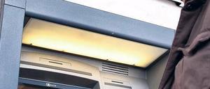 Die Geldmaschinen. 1,95 Euro verlangen die Privatbanken von Fremdkunden, die bei ihnen Bares abheben. Sparkassen und Volksbanken sind deutlich teurer. 