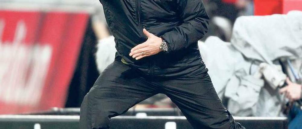 Einen Schritt vorn. Jürgen Klopp und Dortmund liegen auf Titelkurs, doch ob der BVB am Ende jubeln kann, ist offen. Foto: dapd