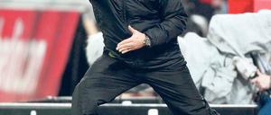 Einen Schritt vorn. Jürgen Klopp und Dortmund liegen auf Titelkurs, doch ob der BVB am Ende jubeln kann, ist offen. Foto: dapd
