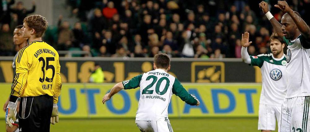 Don't fear the Riether: Bis zur 86. Minute verlief Thomas Krafts Bundesliga-Debüt nach Maß. Doch beim 1:1-Ausgleich von Sascha Riether (M.) war er chancenlos.
