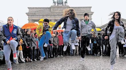 Nicht nur virtuell pflegen Mitglieder von sozialen Netzwerken ihre Freundschaften. Sie veabreden sich auch in der realen Welt, wie hier zu einem Flashmob in Berlin. Foto: ddp