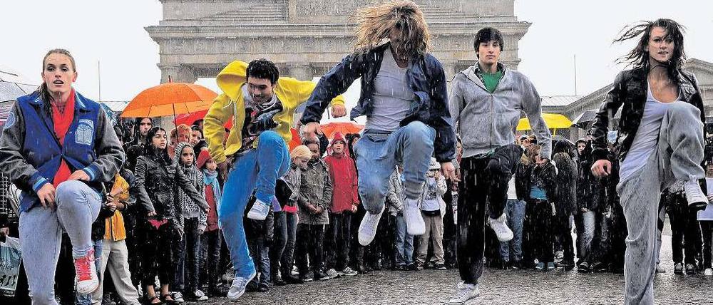 Nicht nur virtuell pflegen Mitglieder von sozialen Netzwerken ihre Freundschaften. Sie veabreden sich auch in der realen Welt, wie hier zu einem Flashmob in Berlin. Foto: ddp