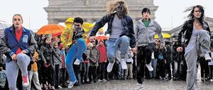 Nicht nur virtuell pflegen Mitglieder von sozialen Netzwerken ihre Freundschaften. Sie veabreden sich auch in der realen Welt, wie hier zu einem Flashmob in Berlin. Foto: ddp