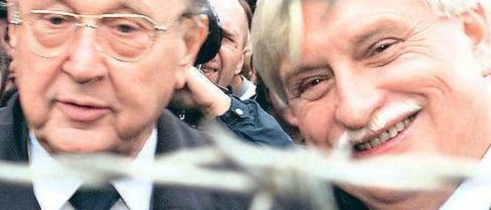 Freunde. Dienstbier (r.) und Genscher 1999 bei einer Gedenkveranstaltung. Foto: dpa