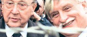 Freunde. Dienstbier (r.) und Genscher 1999 bei einer Gedenkveranstaltung. Foto: dpa