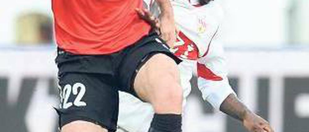 Am Spiel vorbei gelaufen. Der Mainzer Christian Fuchs (l.) verliert den Ball an Stuttgarts Artur Boka.Foto: dpa