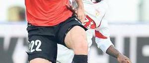 Am Spiel vorbei gelaufen. Der Mainzer Christian Fuchs (l.) verliert den Ball an Stuttgarts Artur Boka.Foto: dpa