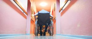 Die Not ausgenutzt. Nach einem Millionenverlust und der Entlassung des Chefs der Süd-West Behindertenhilfe des DRK fordern Politiker ein engeres Kontrollnetz für die sozialen Träger.