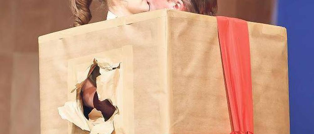 Selbstbefreiung? Für die neue Hausregisseurin des Berliner Theaters ist Ibsens Stück ein Rosenkrieg. Mit Hilke Altefrohne (Nora) und Peter Kurth (Torvald). 