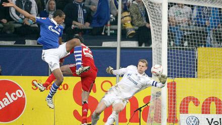 Tanz den Felix Magath! Schalkes Joel Matip (l.) und Manuel Neuer inszenieren gemeinsam mit Ruud van Nistelrooy (M.) das 1:0 für den HSV