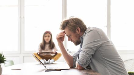 Männern wird bis heute die Lohnarbeit als wichtigste Aufgabe zugeschrieben. Deshalb kann es ihnen schwerfallen, Familie und Haushalt zu priorisieren. 