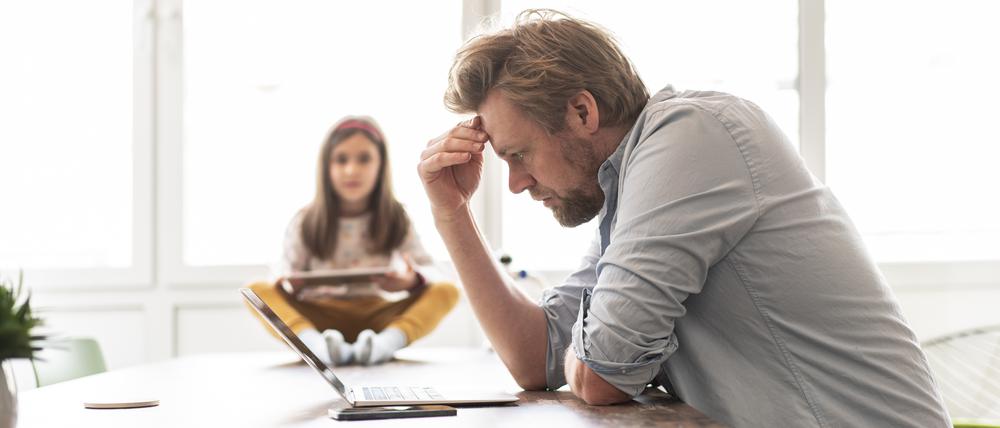 Männern wird bis heute die Lohnarbeit als wichtigste Aufgabe zugeschrieben. Deshalb kann es ihnen schwerfallen, Familie und Haushalt zu priorisieren. 