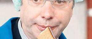 Politik mit Biss. So spröde Wolf – hier zu Besuch bei Bahlsen – oft wirkt, so kämpferisch kann er gegen politische Gegner austeilen.