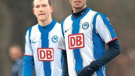 Zwei für eine Elf. Herthas improvisierte Innenverteidigung, bestehend aus Kaka (rechts) und Sebastian Neumann. 