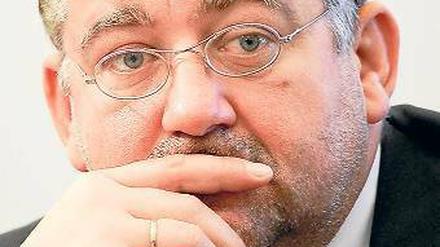 Der in den Ruhestand versetzte Speer erhält monatlich 3700 Euro.