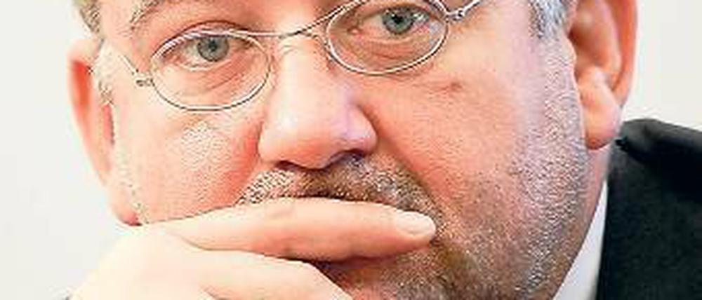 Der in den Ruhestand versetzte Speer erhält monatlich 3700 Euro.