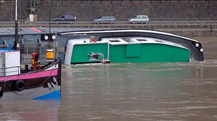 Zwei weitere Besatzungsmitglieder wurden zunächst noch vermisst. Im Loreleyhafen wurde ein Lagezentrum eingerichtet.
