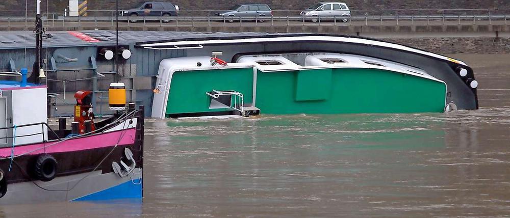 Zwei weitere Besatzungsmitglieder wurden zunächst noch vermisst. Im Loreleyhafen wurde ein Lagezentrum eingerichtet.