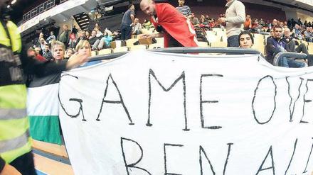 Politik am Spielfeldrand. Ein tunesischer Zuschauer hängt bei der Handball-WM ein Plakat mit der Aufschrift „Game over – Ben Ali“ auf. Schwedische Sicherheitskräfte entfernten es allerdings sofort wieder. Foto: dpa